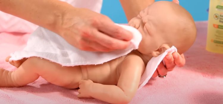 How Should I Dry My Baby’s Ears After The Bath ?