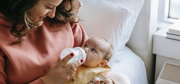 Is It Ok To Keep Baby Swaddled While Bottle Feeding